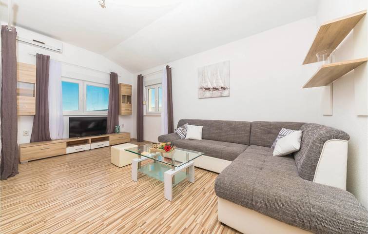 Apartamento vacacional entero, Acogedor apartamento de 1 dormitorio con terraza, wifi y aparcamiento in Plano (Dalmatia), Condado de Split-Dalmacia