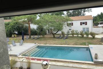 Gîte pour 8 personnes, avec piscine ainsi que terrasse et jardin à Sainte-Gemme