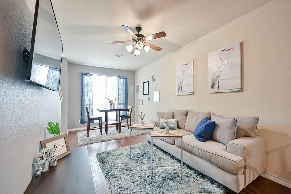 Ganze Wohnung, Cozy Townhome walk to Uta, Downtown, mins to At&T in Arlington, Tarrant County
