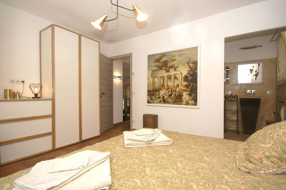 Luxury villa with pool and enclosed garden in Entrecasteaux, Brignoles region