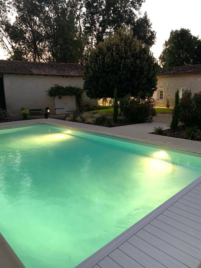 Location de vacances pour 4 personnes, avec jardin et piscine à Nercillac