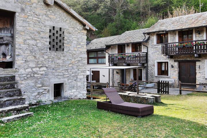 Casa de Férias 'Entre Lago e Montanhas' perto de Argegno com Vista Lago, Terraço Privado e Estacionamento in Biazzeno, Município de Dizzasco