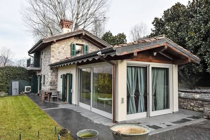 Casa vacanza per 6 persone, con piscina e giardino, con animali domestici in Comune di Iseo