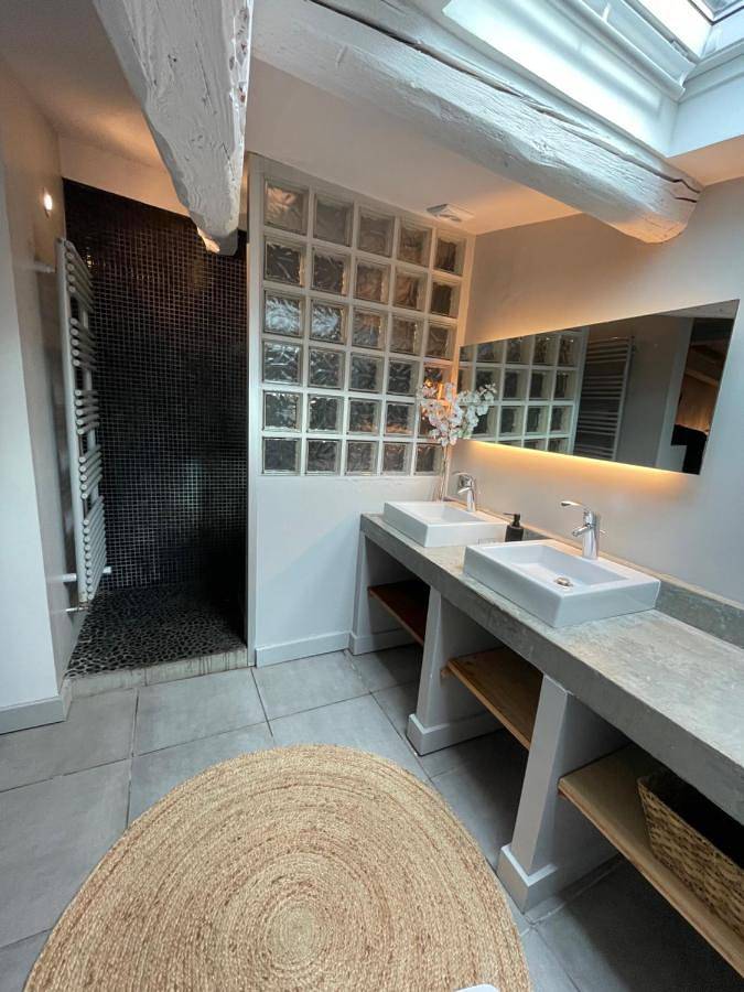 Location de vacances pour 2 personnes, avec terrasse ainsi que jardin et piscine à Trèbes - 4