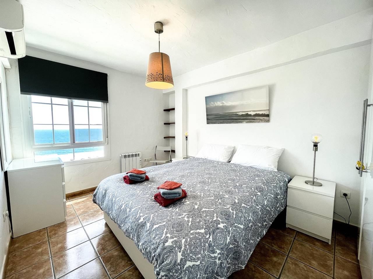 Entire apartment, Beach Front Apartment with Sea View, Shared Pool, Garden & Wi-Fi in Playa de Torre del Mar, Torre del Mar