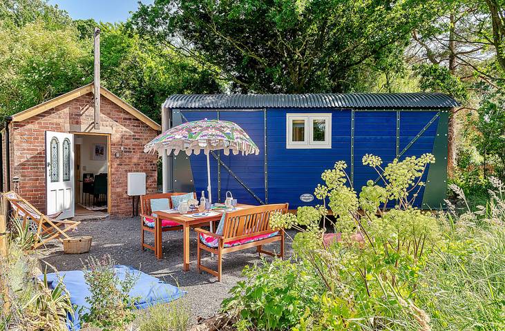 Glamping for 4 people, with Terrace and Garden in West Midlands