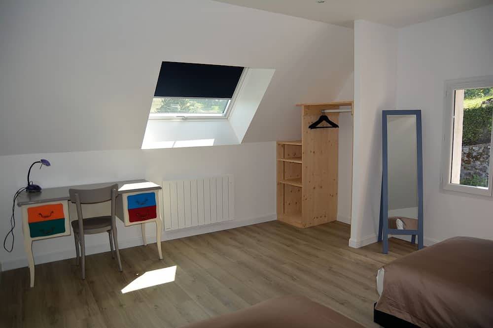 Maison en pierre, au calme, pelouse en terrasse avec vue, enclos in Thiézac, Région d'Aurillac