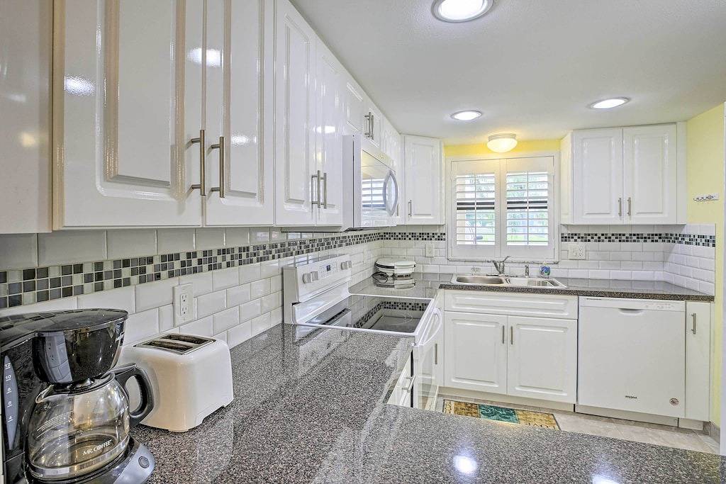 Ganze Wohnung, Cheery Condo with Pool Access: 3 Miles to Beach! in Iona, Southwest Florida