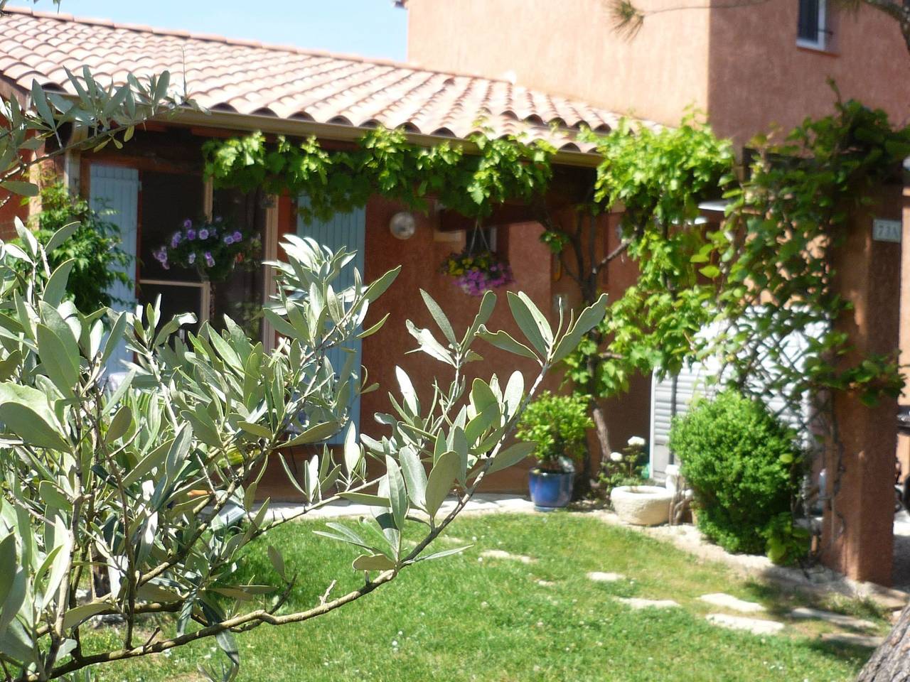 Komfortables Ferienhaus mit Gemeinschaftspool in Pierrevert, Parc naturel régional du Luberon