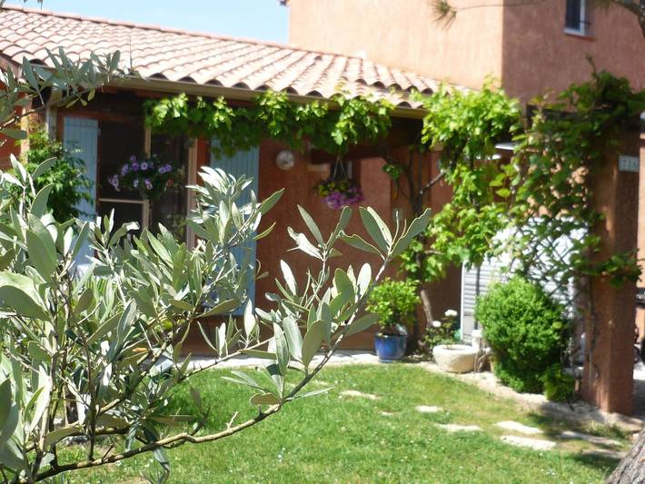Acogedor apartamento con piscina y jardín, a 2 km de Pierrevert in Pierrevert, Parque natural regional del Luberon