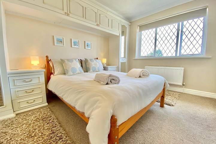 Padstow Holiday Home 2 Bedrooms, wifi, rear decked patio, pets welcome - parking in Padstow, Cornwall