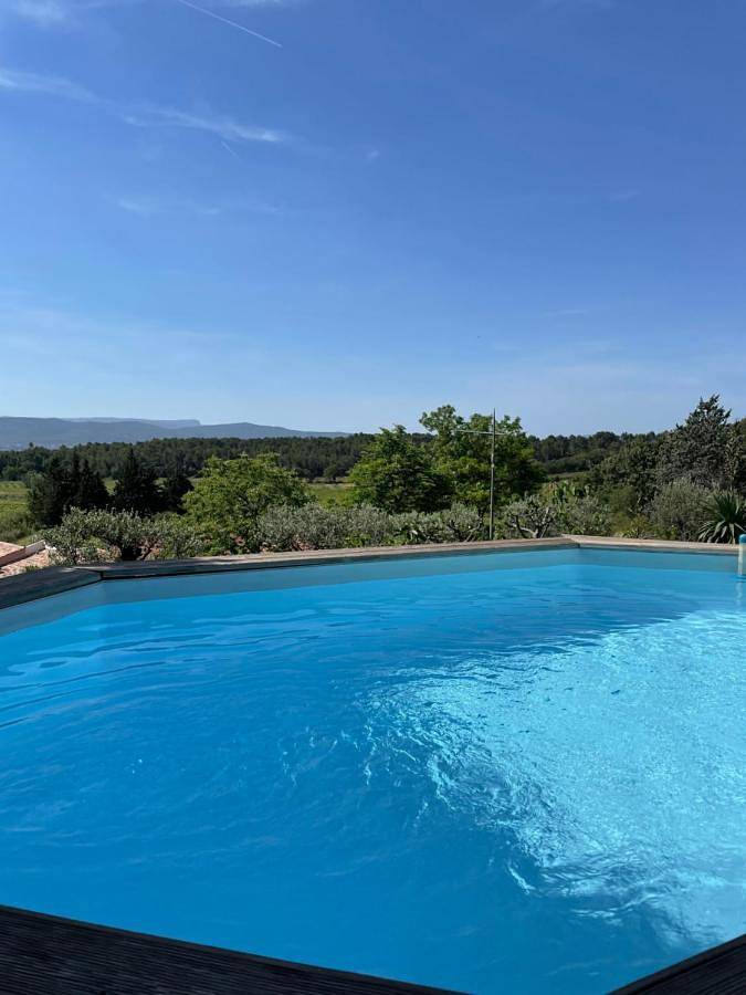 Location de vacances pour 3 personnes, avec Terrasse et Jardin ainsi que Piscine et Vue à Puyloubier
