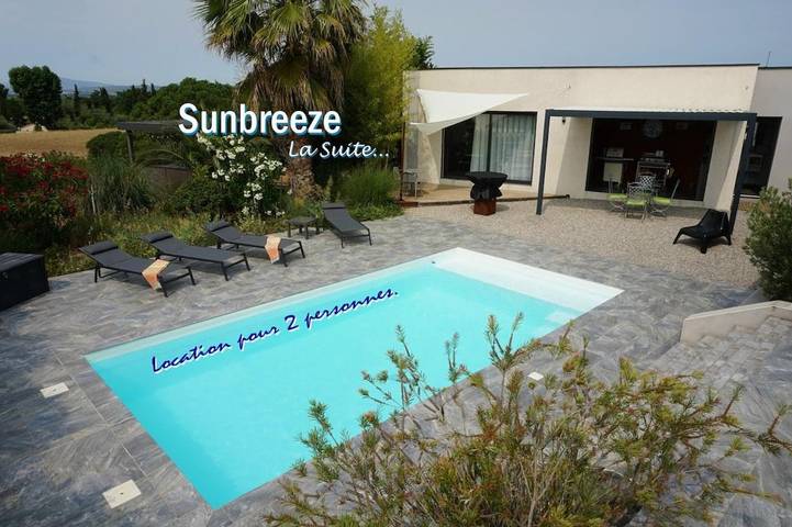 Gîte pour 2 personnes, avec terrasse et vue ainsi que jardin et piscine à Ventenac-en-Minervois