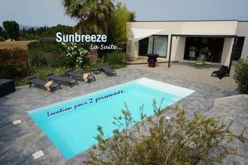 Gîte pour 2 personnes, avec vue et piscine ainsi que jardin et terrasse à Ventenac-en-Minervois