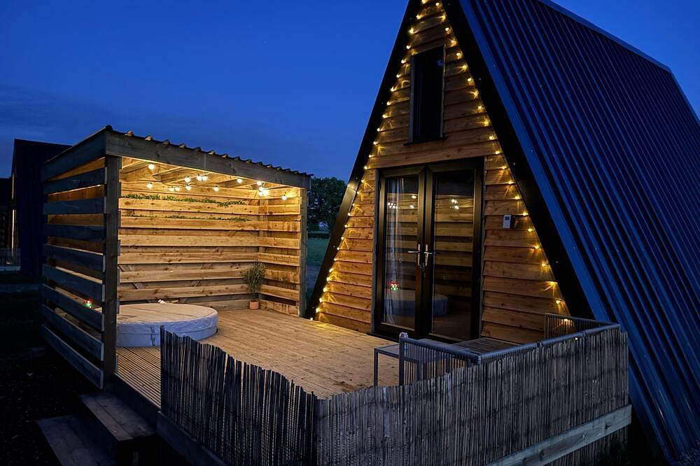 Cherry Blossom - Cosy Cabin in the Countryside with Hot Tub in Hinckley and Bosworth, Heart of England