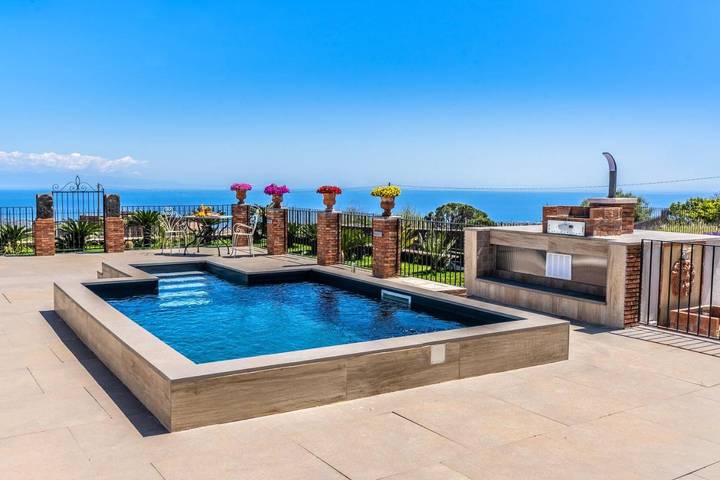 Ferienhaus für 8 Personen, mit Terrasse und Pool sowie Ausblick