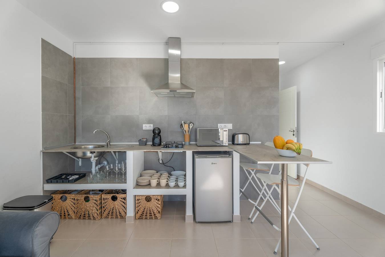 Entire apartment, Vacation Apartment 'Beautiful Sea View and Pool Finca 5' with Sea View, Shared Pool and Wi-Fi in Adeje, South Tenerife