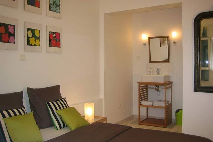 Ganze Wohnung, F1 modern, Klimaanlage, Parkplatz, Wlan, Terrasse, 2 Schritte vom Strand entfernt in La Ciotat, Marseille und Umgebung