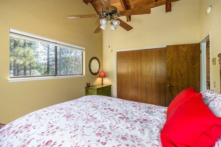 Vacation rental for 14 people, with pool and balcony as well as yard in Groveland (CA)