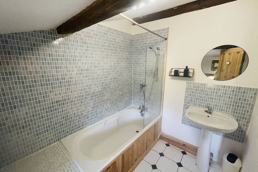 Family friendly gîte set in idyllic countryside w/games barn + 12x6m pool in La Chapelle-Pouilloux, Région de Niort