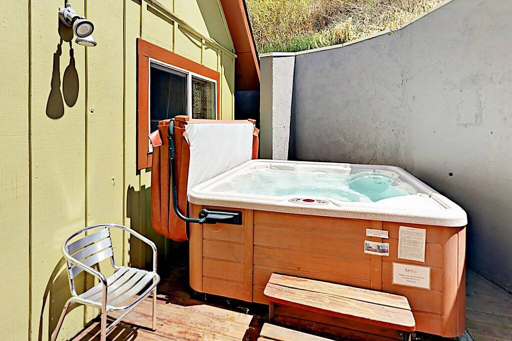 Ganze Wohnung, Spacious West Vail condo near shuttle w/ shared hot tub, washer/dryer in West Vail, Vail