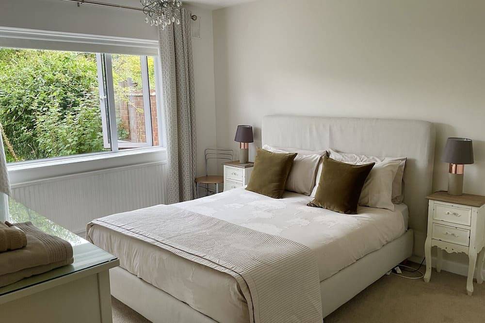 4 bedroom, 3 bath, walk to the beach, golf, shops, pubs. New Forest 3 miles. in Dorset