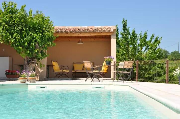 Location de vacances pour 20 personnes, avec terrasse et vue ainsi que jardin et piscine à Saint-Sauveur-de-Cruzières