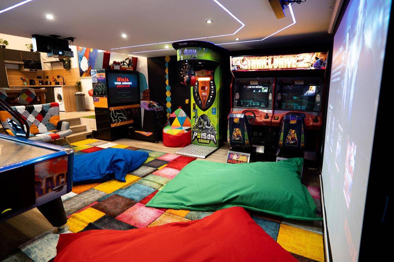 Appartement entier, Capsule Luna Park - Jacuzzi - Sauna - Jeux & Arcades - Billard - Netflix & Home cinéma - in Valenciennes, Région de Valenciennes