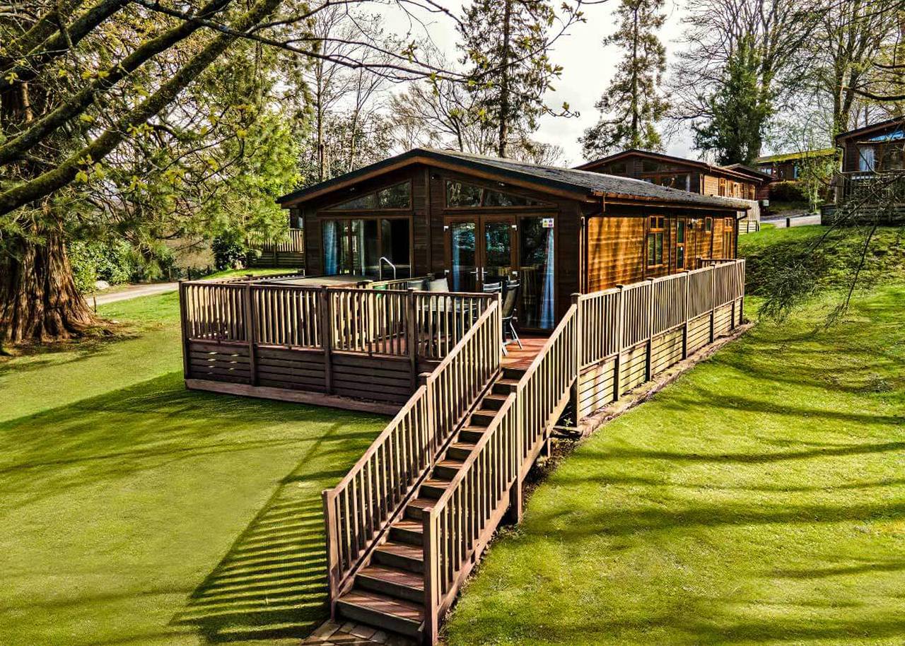 Deluxe 3 Lodge Slps 6 parking, ensuite & decking in Bowness-on-Windermere, Lake District