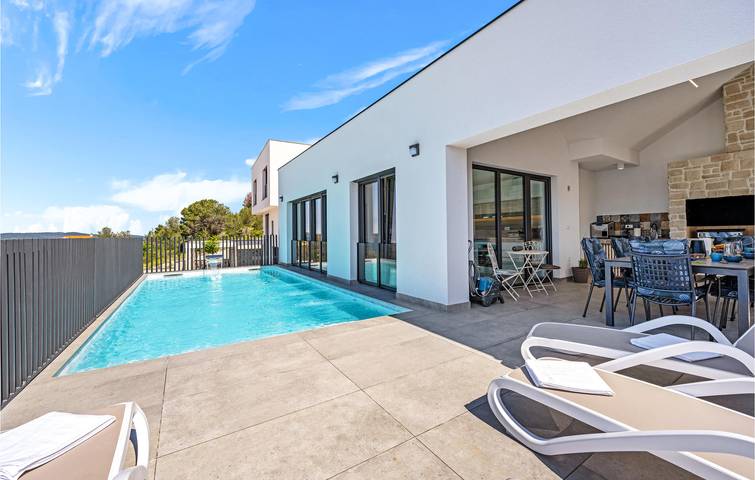 Gemütliche Ferienwohnung mit Meerblick, Pool, WLAN und Parkplatz in Strandnähe in Žaborić, Šibenik-Knin