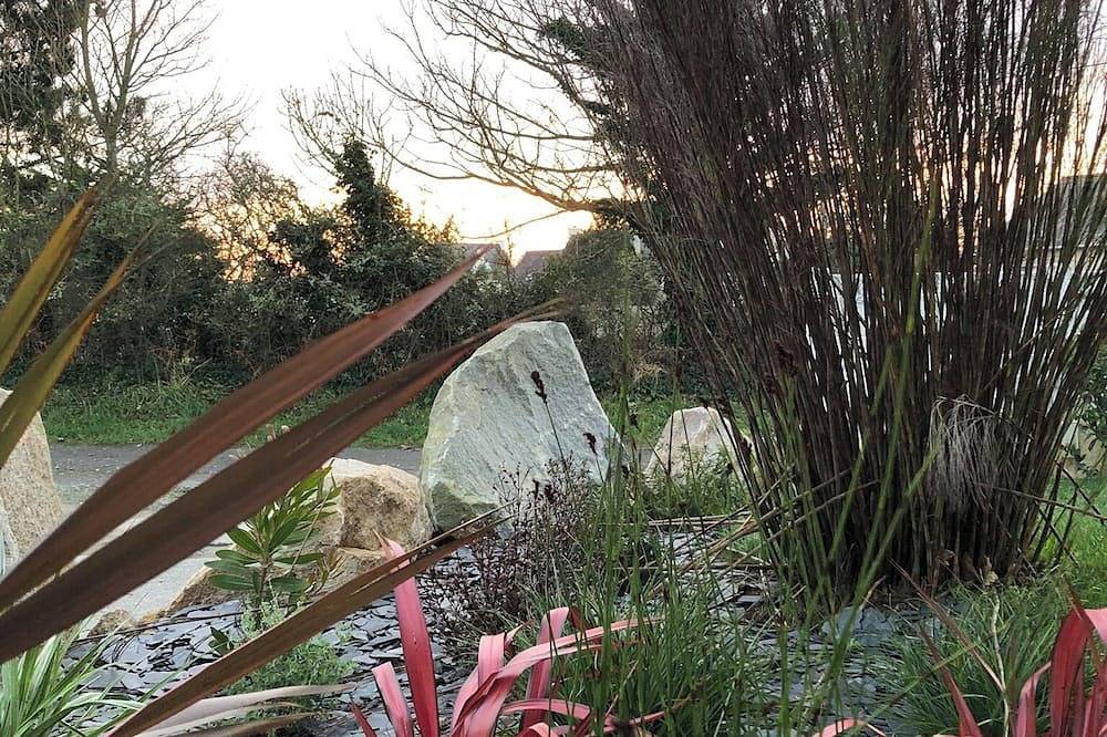 Ganze Wohnung, 1-bedroom gîte with access to covered, heated swimming pool. 2 steps from the sea in Guissény, Brest und Umgebung