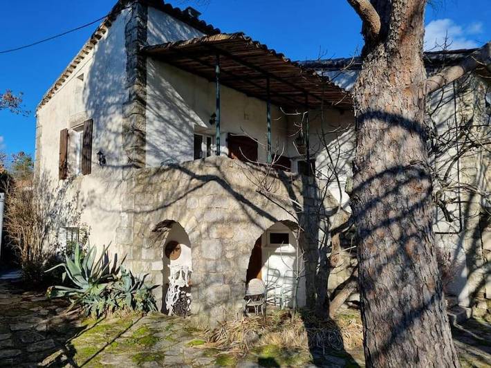 Location de vacances pour 2 personnes, avec jardin ainsi que terrasse et piscine à Grospierres - 3