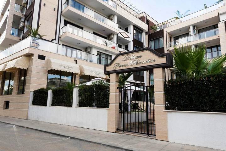 Apartament wakacyjny dla 4 osób, z basen i jacuzzi oraz basen dla dzieci i ogród w Primorsko