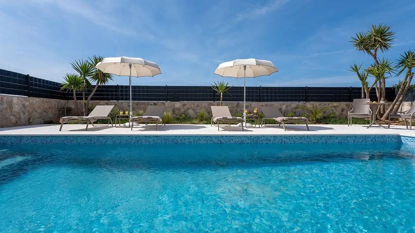 Villa pour 8 personnes, avec piscine et jardin ainsi que jacuzzi et terrasse dans Šolta