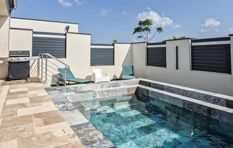 Location de vacances pour 8 personnes, avec piscine et terrasse à Saint-Geniès-de-Malgoirès