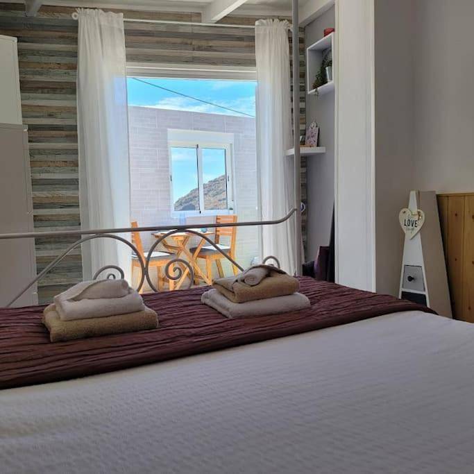 Gîte pour 2 personnes, avec terrasse et vue dans Tamaimo