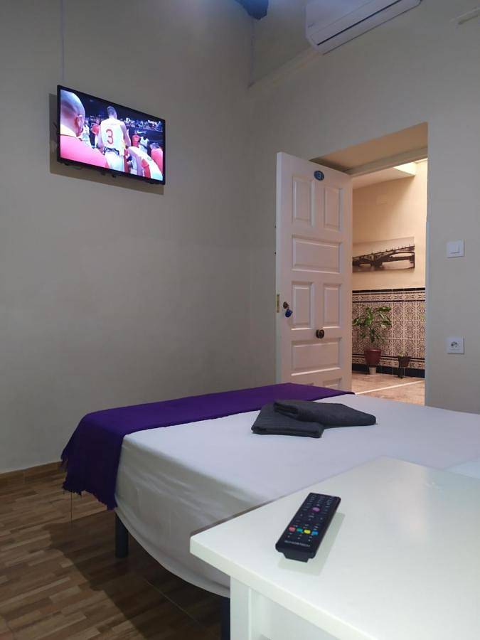 Basic Triple Room with Shared Bathroom in Casco Antiguo, Sevilla