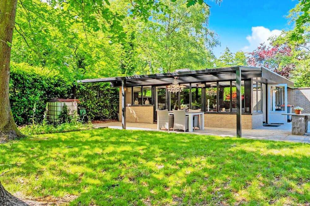Fijne bungalow met tuin in bosrijk gebied in Rekem, Lanaken