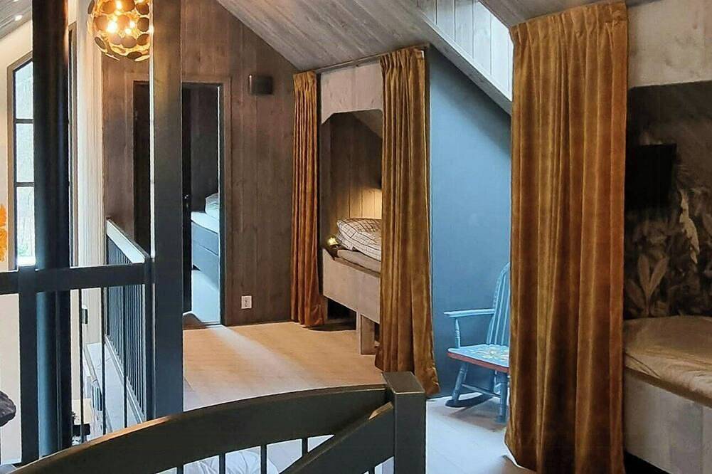 Ferienhaus am Meer mit Pool und Nebengebäude in Fitjar