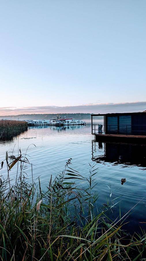 Schwimmendes Ferienhaus "Black Pearl" auf dem Wasser mit Blick zur Havel, inkl Boot zur Nutzung in Röblinsee, Fürstenberg/Havel