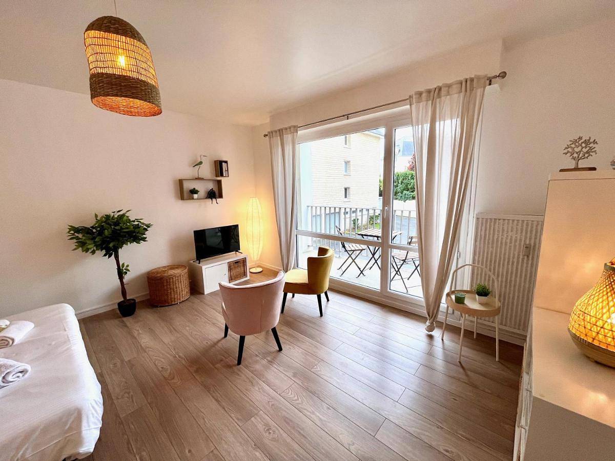 Appartement entier, Studio with Balcony in Caen, Région de Caen