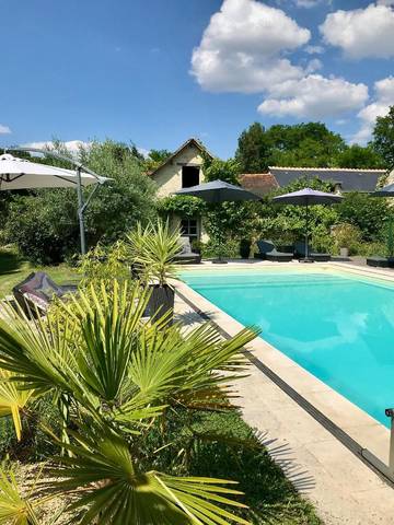 Gîte pour 8 personnes, avec piscine ainsi que vue et jardin à Cinais
