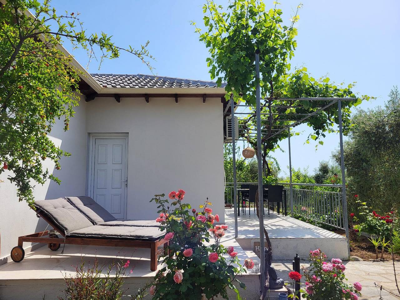 Holiday home near the beach with private garden in Chrisi Akti, Thassos