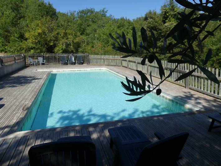 Gîte pour 5 personnes, avec terrasse ainsi que piscine et jardin
