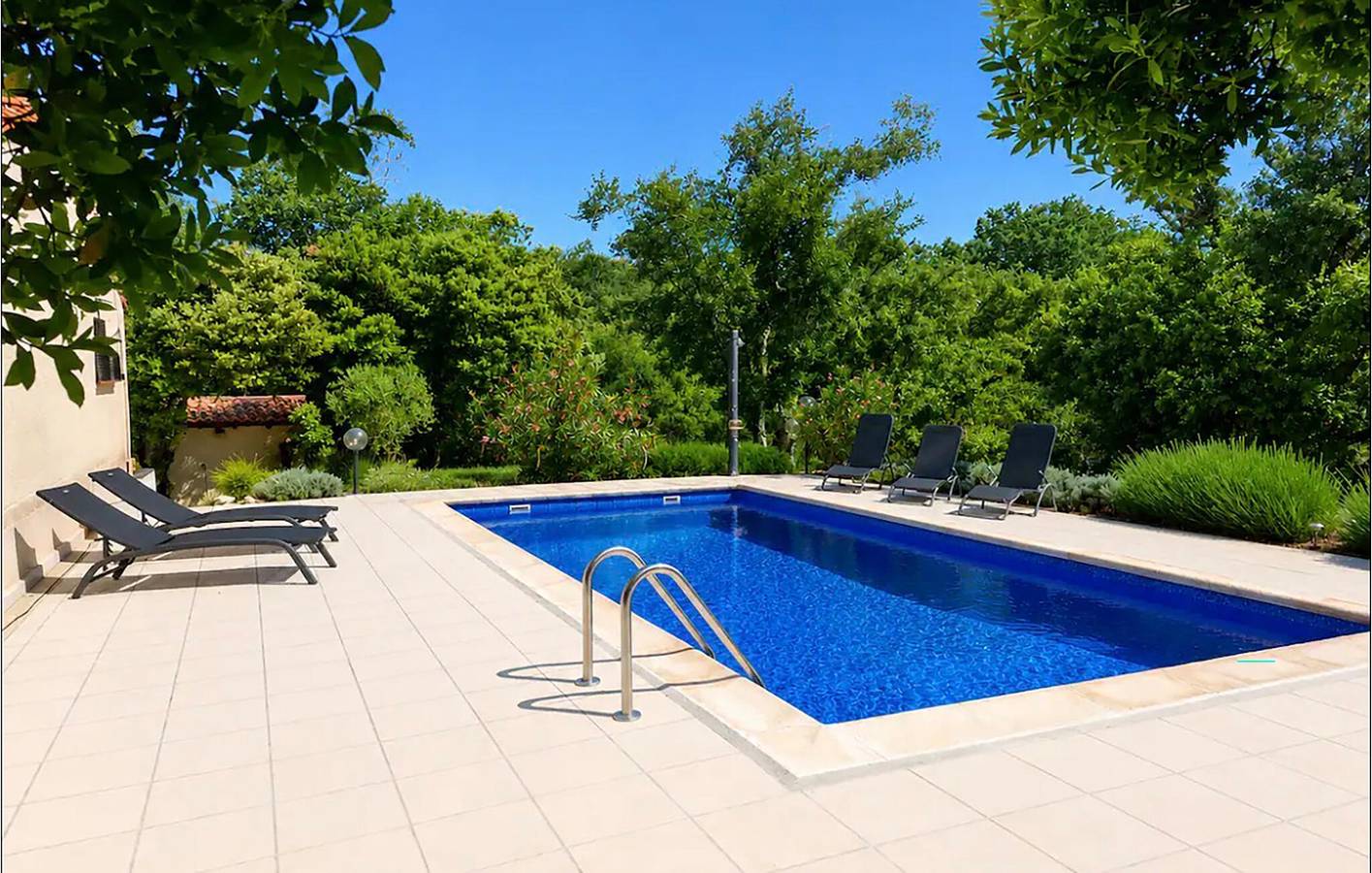 Acogedor apartamento de 85 m² con piscina y wifi, a 2,5 km del centro de Tharaux in Méjannes-le-Clap, Región de Alès