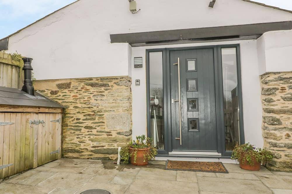The Bolthole, pet friendly, with open fire in Crantock in Crantock, Cornwall