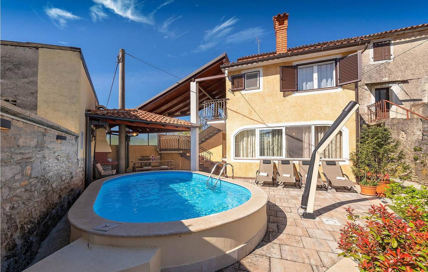 Gemütliche 2-Zimmer-Wohnung mit Pool, Terrasse und WLAN – 500 m vom Zentrum von Anzici entfernt in Anzici, Zentralistrien