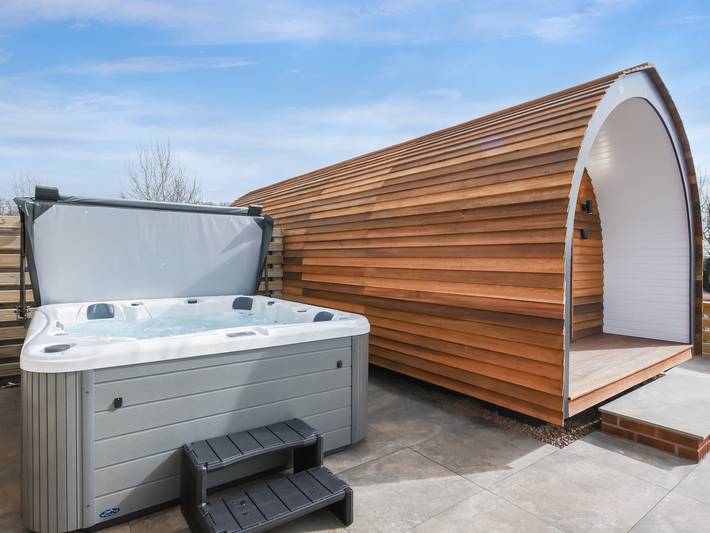 Glamping for 4 people, with garden in Shropshire
