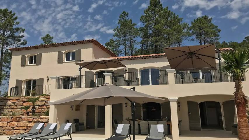 Location de vacances pour 16 personnes, avec piscine et jardin à Le Muy