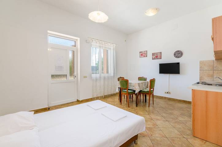 Ganze Wohnung, Beschauliches Apartment nur 100 Meter zum Strand mit privater Terrasse, Parkplatz in Crikvenica, Primorje-Gorski Kotar
